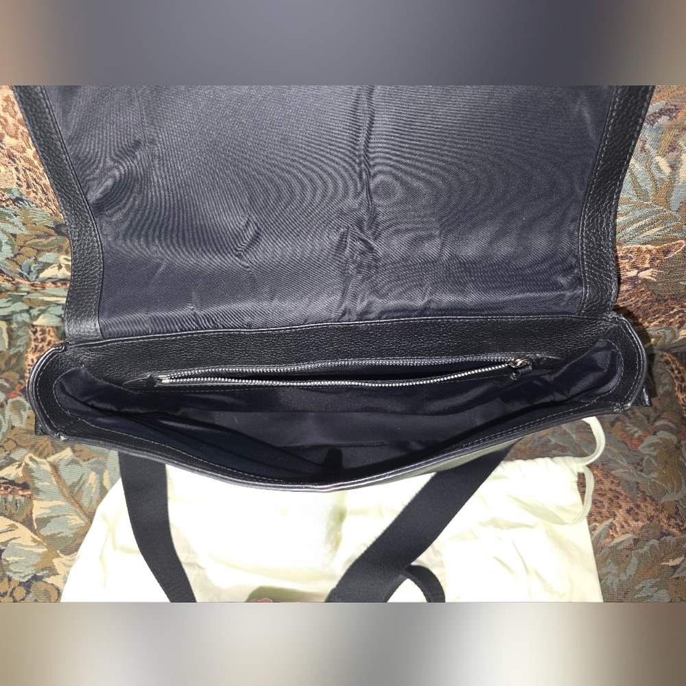 Burberry Black Messenger Bag with Sleek Leather Design - Picture 4 of 9